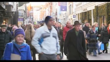 Kalabalık anonim insanların meşgul Dublin street yürüyüş