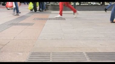 Kalabalık anonim insanların meşgul Dublin street yürüyüş