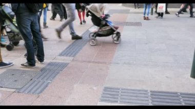Kalabalık anonim insanların meşgul Dublin street yürüyüş