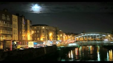 Gece görünümü ünlü Ha'Penny köprüsünün Dublin, İrlanda