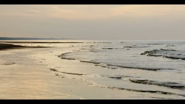 Песчаный пляж в Балтийском море, Рига Латвия — стоковое видео