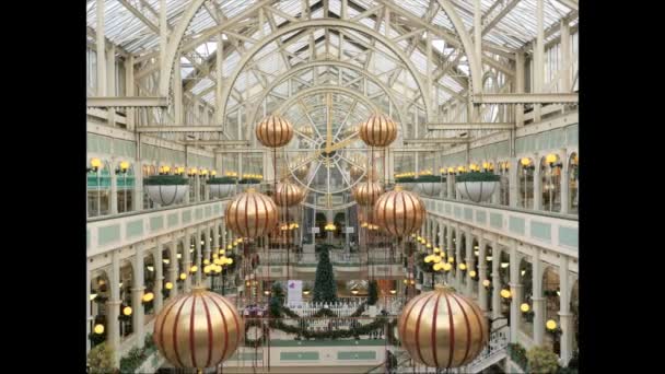 Centrum handlowe timelapse w Dublinie. Irlandia. centrum "Stephen's Green". Boże Narodzenie sprzedaży w centrum handlowym. Upływ czasu. — Wideo stockowe