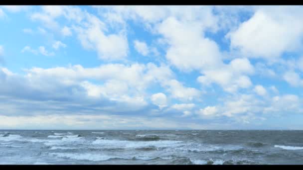 Storm zeegezicht - verpletterende water wawes met witte schuim — Stockvideo