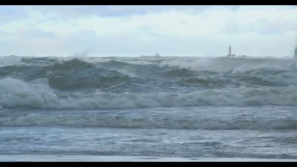 Storm seascape - frantumazione wawes acqua con schiuma bianca — Video Stock