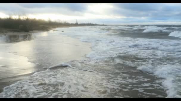 Песчаный пляж в Балтийском море, Рига Латвия — стоковое видео