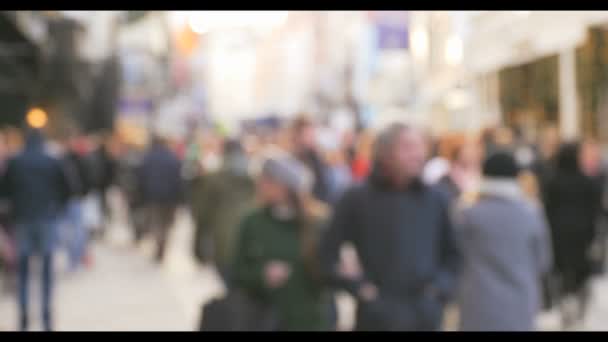 Anonyma människor gå på upptagen Dublin street — Stockvideo