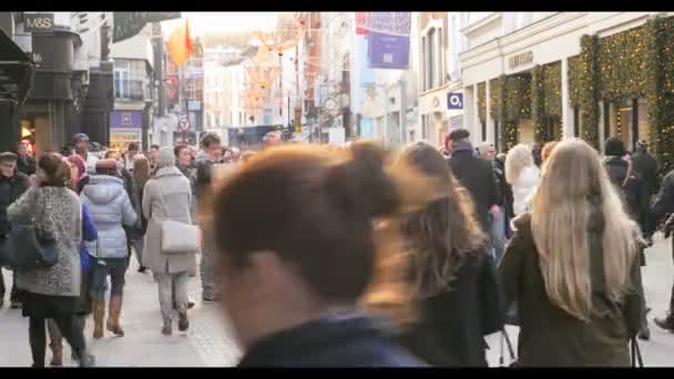 Folle di persone anonime che camminano sulla trafficata strada di Dublino — Video Stock