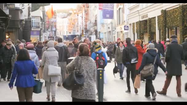 Tłumie anonimowych ludzi chodzących na ruchliwą ulicę Dublin — Wideo stockowe