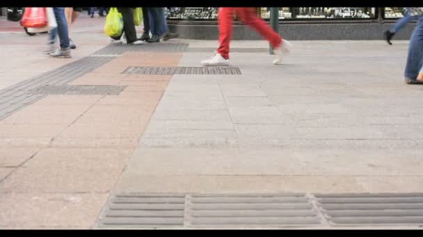Folle di persone anonime che camminano sulla trafficata strada di Dublino — Video Stock