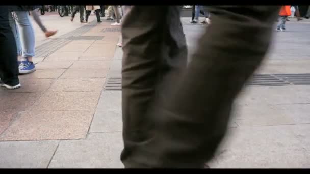 Menigte van anonieme mensen lopen op drukke straat van Dublin — Stockvideo