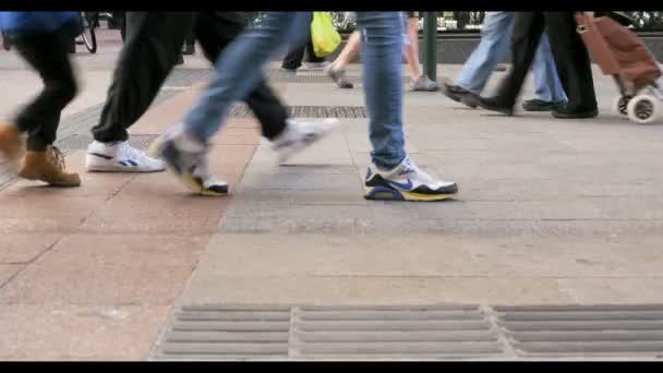 Anonyma människor gå på upptagen Dublin street — Stockvideo