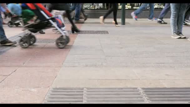 Menigte van anonieme mensen lopen op drukke straat van Dublin — Stockvideo