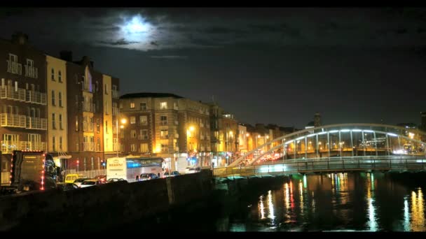 ダブリン、アイルランドの有名なハーペニー橋の夜景 — ストック動画