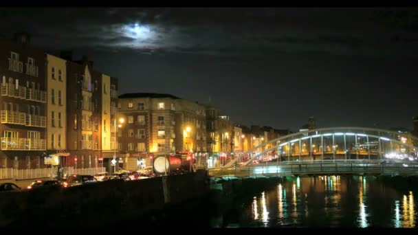 ダブリン、アイルランドの有名なハーペニー橋の夜景 — ストック動画