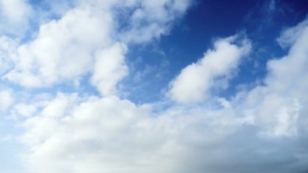 Nubes con cielo azul — Vídeos de Stock