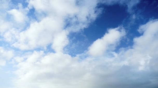 Nubes con cielo azul — Vídeos de Stock