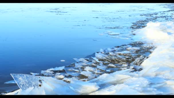 Hielo flotante junto al río, paisaje invernal — Vídeos de Stock