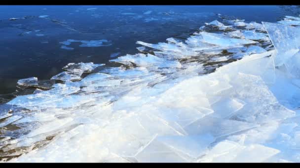 Hielo flotante junto al río, paisaje invernal — Vídeos de Stock