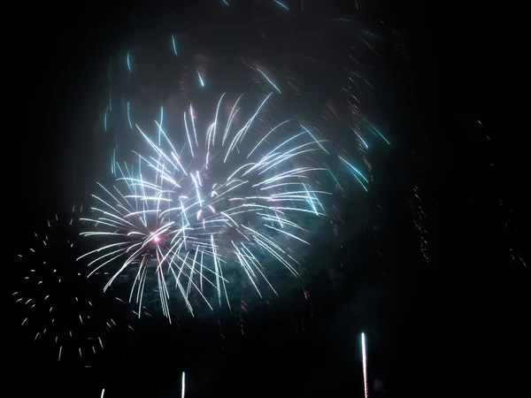 Fogos de artifício em qualquer cidade europeia na véspera de Ano Novo — Fotografia de Stock
