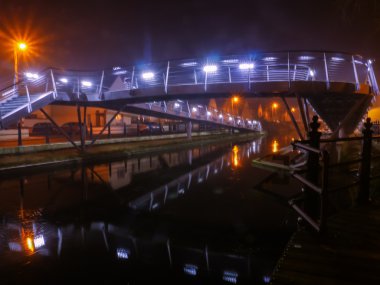 Tullamore, İrlanda, gece Pedastrian Köprüsü