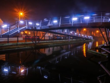 Tullamore, İrlanda, gece Pedastrian Köprüsü