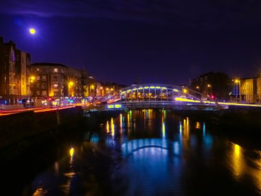 Dublin'de gece köprü