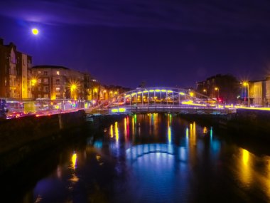 Dublin'de gece köprü