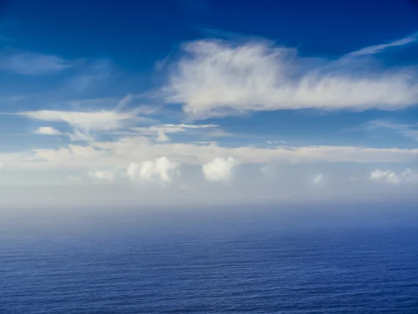 Belle mer et ciel nuageux — Photo