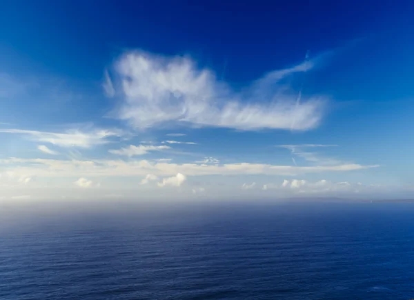 Belle mer et ciel nuageux — Photo