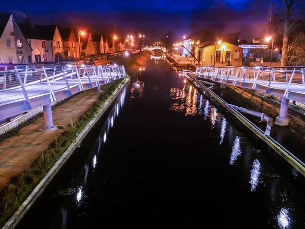 Pedastrian mostu w Tullamore, Irlandia w nocy — Zdjęcie stockowe