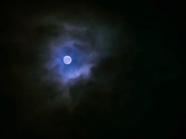 Gecenin içinde ay ve bulutlar — Stok fotoğraf