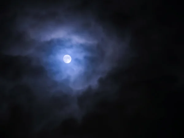 Maan en wolken in de nacht — Stockfoto