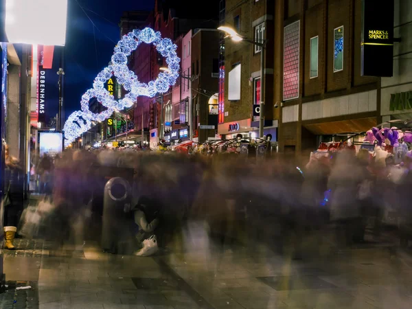 Gedrängte Straße in Dublin zu Weihnachten — Stockfoto
