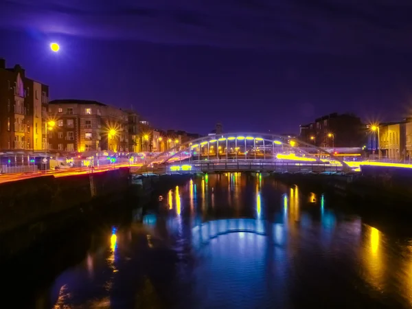 Most v Dublinu v noci — Stock fotografie