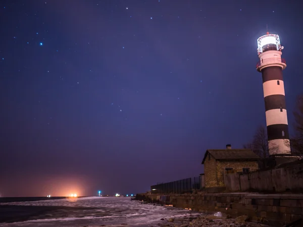 Черно-белый маяк ночью на пляже Балтийского моря — стоковое фото