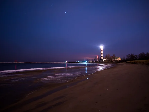 Черно-белый маяк ночью на пляже Балтийского моря — стоковое фото
