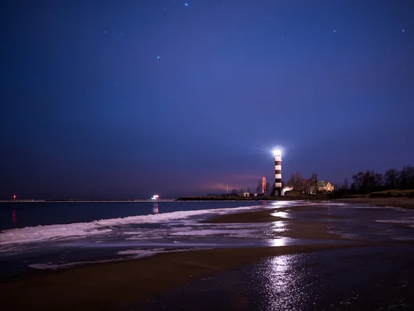 Faro blanco y negro por la noche en la playa del mar Báltico —  Fotos de Stock