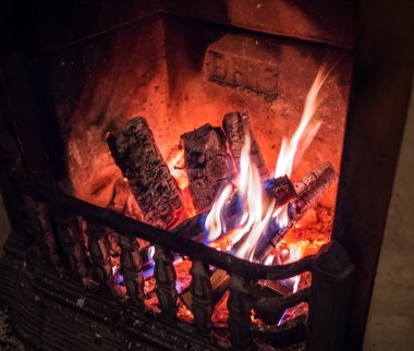 Şöminede yanan ateş