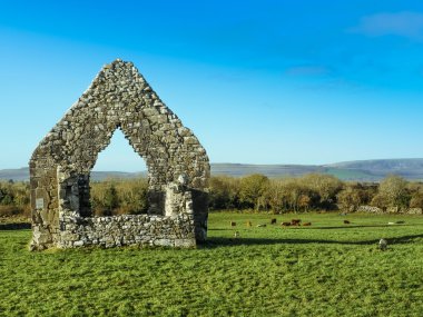 Güneşli bir gün kilise harabe 