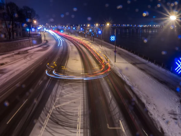 Samochód światła w nocy na lód drogi Zimą śnieg — Zdjęcie stockowe