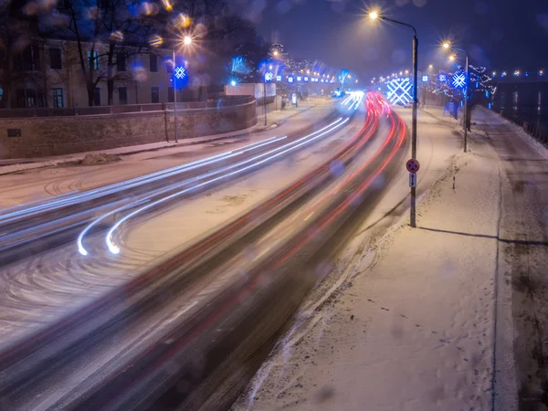 Bilen tänder på natten på ice road i snö vinter — Stockfoto