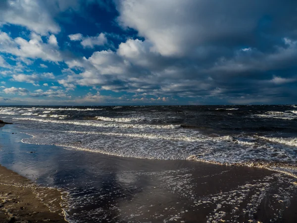 Playa del mar Báltico con cielo azul nublado — Foto de Stock