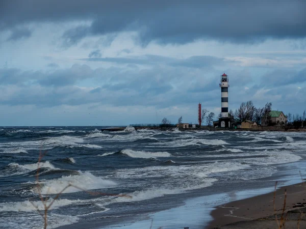 Балтийский пляж с голубым облачным небом — стоковое фото