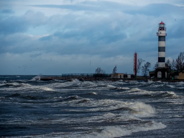 Балтийский пляж с голубым облачным небом — стоковое фото