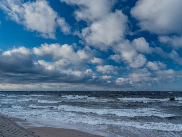 バルト海のビーチと青い曇り空 — ストック写真