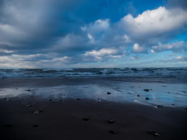 Ostseestrand mit blauem bewölkten Himmel — Stockfoto