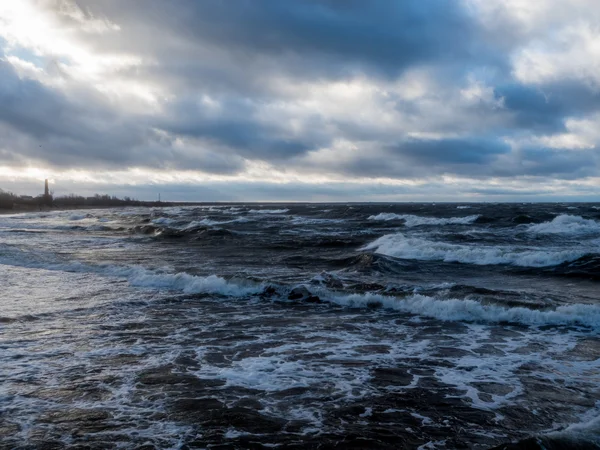 Playa del mar Báltico con cielo azul nublado — Foto de Stock
