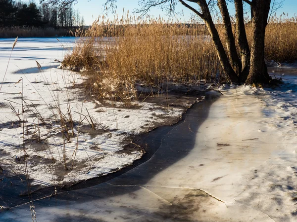 Schöne Aussicht auf gefrorene Wüstendünen im Winter — Stockfoto