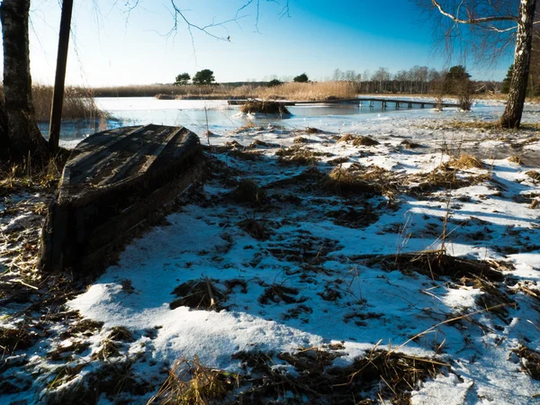 Barcos cerca del lago congelado. Paisaje invierno — Foto de Stock