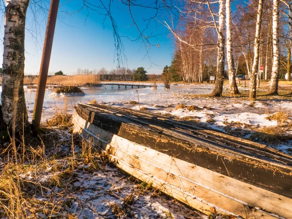 Boten in de buurt van bevroren meer. Winterlandschap — Stockfoto